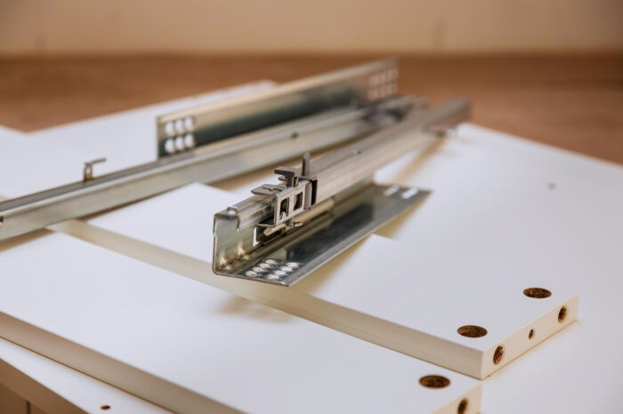 Rodzaje prowadnic do szuflad - jakie wybrać dla swojej kuchni, biura lub łazienki?