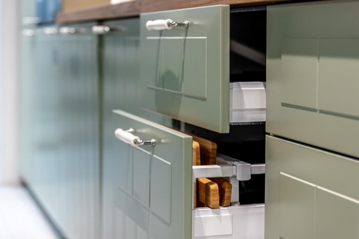 Regulacja zawiasów w meblach – kiedy warto to zrobić i jak uniknąć najczęstszych błędów?